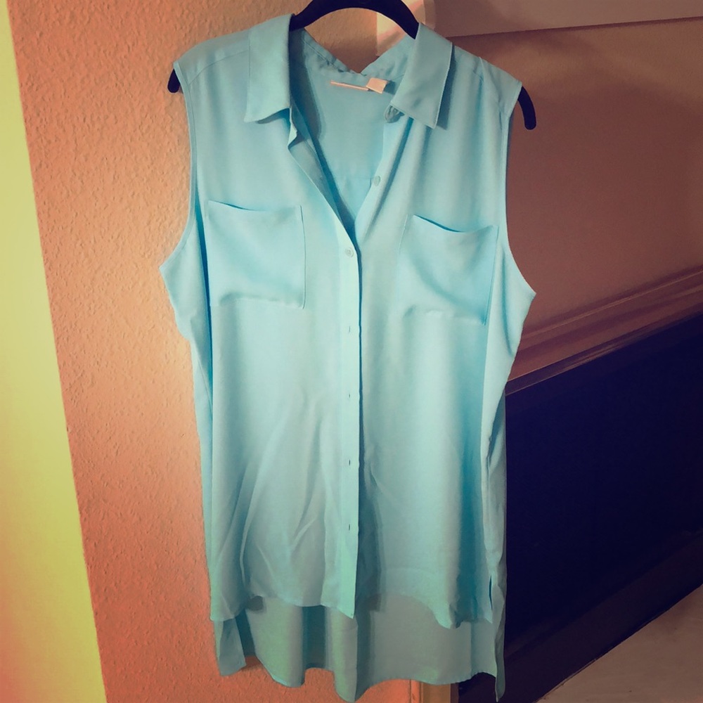 💥TOPS 2/$15 💥 Chico’s sleeveless button up